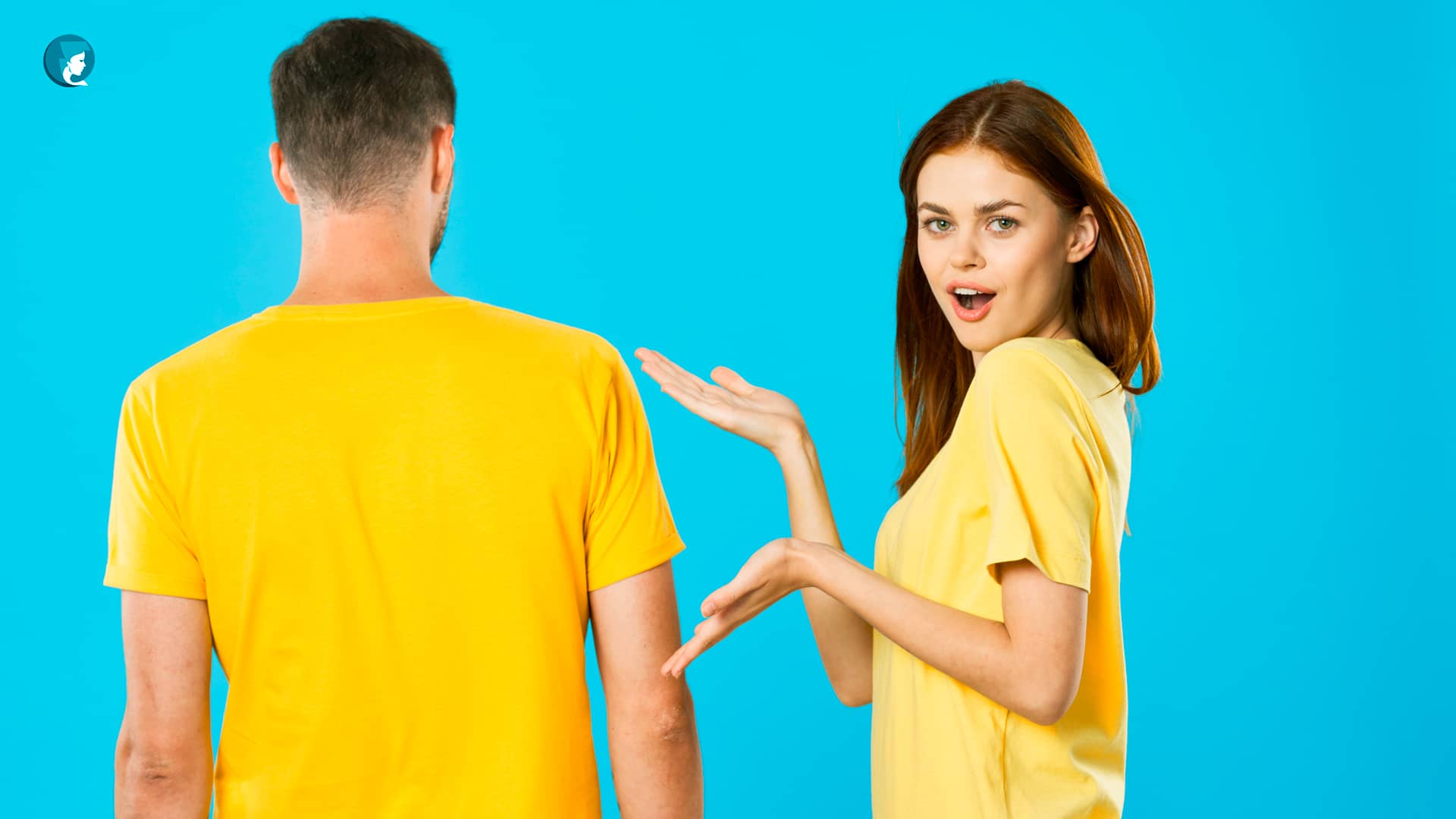 Mujer sorprendida mirando al hombre que está de espaldas, representando una relación no adecuada.