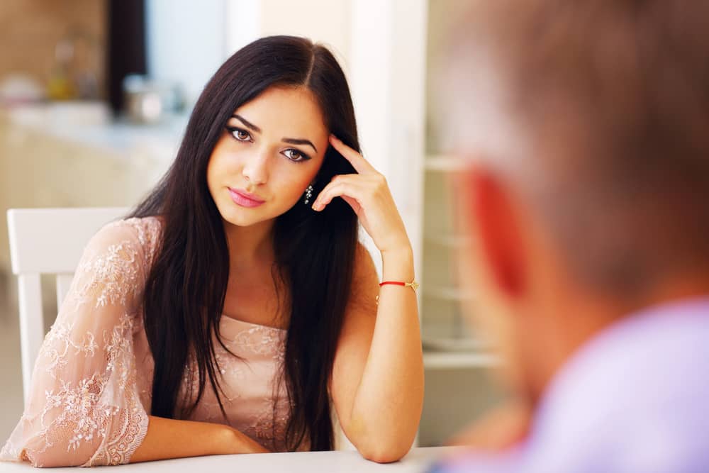 Mujer en una conversación seria, buscando las preguntas para tu ex novio que aún amas y quieres recuperar.