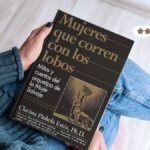 Resumen de Mujeres que corren con los lobos de Clarissa Pinkola Estés: reseña del libro