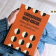 Resumen de Todos deberíamos ser feministas de Chimamanda Ngozi Adichie sostenido en manos