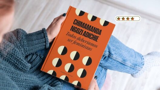 Resumen de Todos deberíamos ser feministas de Chimamanda Ngozi Adichie sostenido en manos