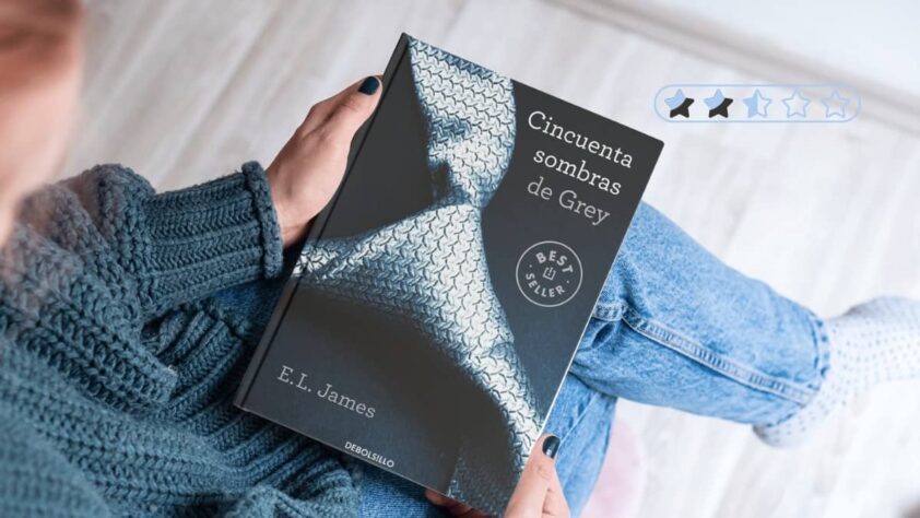 Resumen de Cincuenta sombras de Grey: una mujer sostiene el libro de E. L. James junto a una valoración de dos estrellas y media